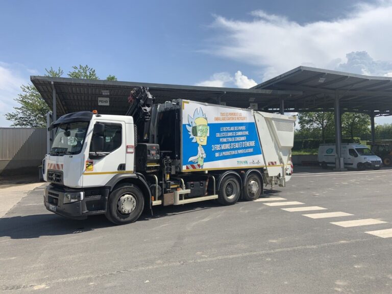Camion de collecte des papiers et petits cartons de Trinoval